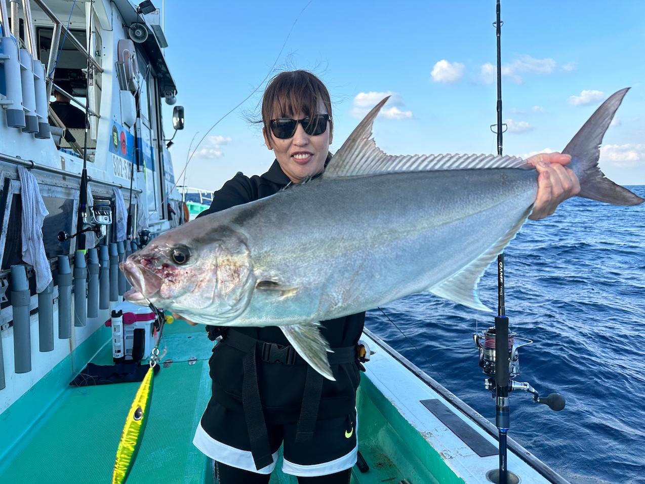 Offshore fishing. Fishing for “Goldic” off the southern coast of the Izu Islands in autumn. Aiming for Kampachi, Hiramasa, and Yellowfin tuna.