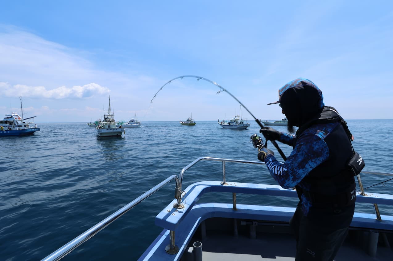 Sagami Bay, hot game from August! Bonito & Yellowfin Jigging & Ebing