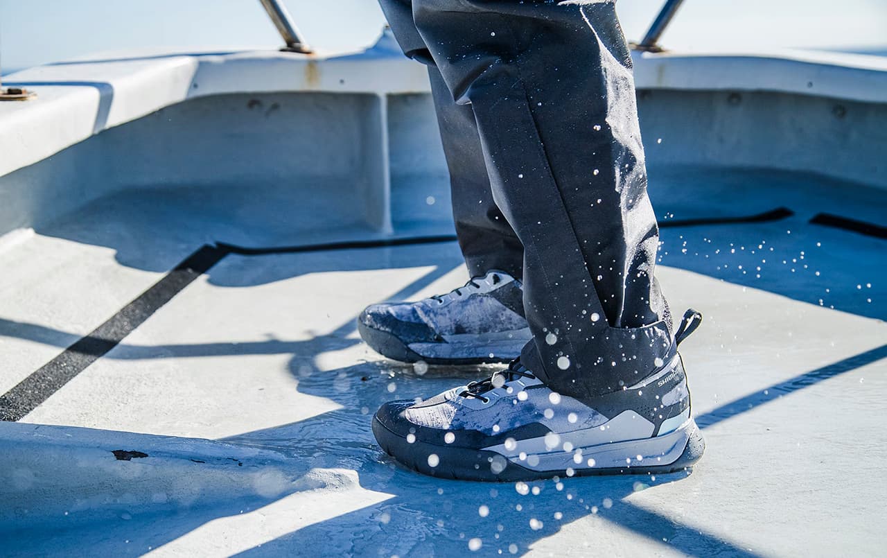 Shoes recommended for offshore deck shoes (sneakers) and short boots!
